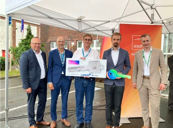 New venture: Jenoptik Executive Board member Dr. Ralf Kuschnereit and Berlin district mayor Oliver Igel with staff in front of the new Berlin site. Image: Jenoptik.