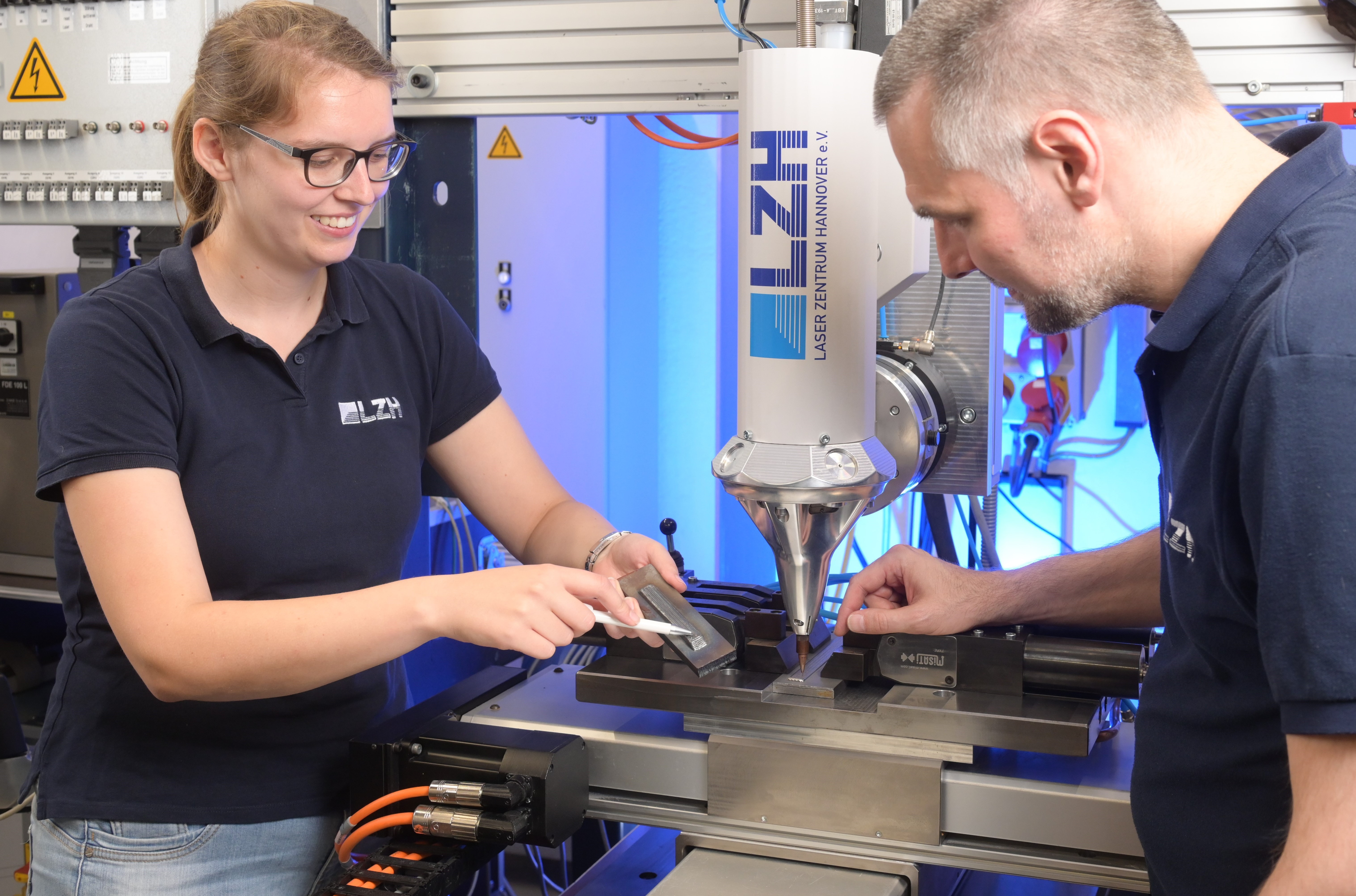 The ultrasonic-assisted laser beam welding process enables LZH scientists to produce crack-free, formable hybrid semi-finished products. Photo: LZH.
