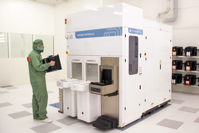 Applied Materials' eBeam metrology equipment at cleanroom of Fraunhofer IPMS.  &copy; Fraunhofer IPMS.