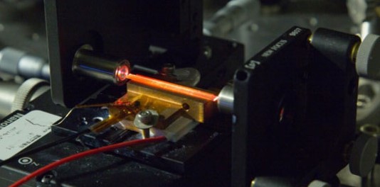 Wavelength conversion using a dual-pitch PPLN waveguide. (Photo: Business Wire)