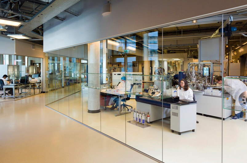 The MESA+ Institute for Nanotechnology, part of the University of Twente, The Netherlands, has developed a tool that can measure the size of a plasma source and the wavelength of the light it emits simultaneously. Photo: MESA+ Institute.