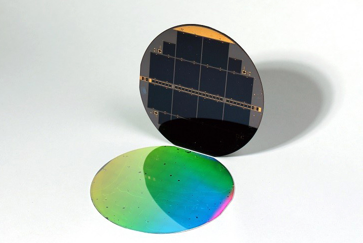 The record cell combines a state-of-the-art 