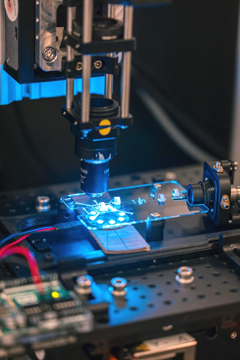 A two-step manufacturing operation uses one femtosecond laser to precisely orientate the components of another femtosecond source. Credit: EPFL.