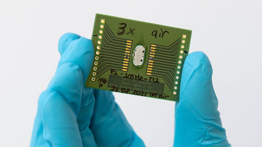 A femtosecond laser can write conductive pathways on a glass substrate.  Credit: EPFL/Lisa Ackermann