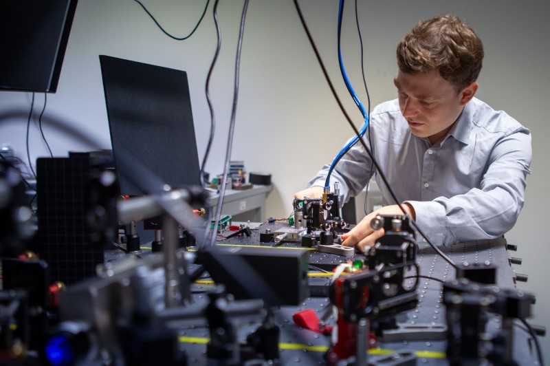 Lukas Lindner and more researchers have successfully demonstrated the dual NV diamond laser system for the first time and published the results in the journal Science Advances. &copy; Fraunhofer IAF.