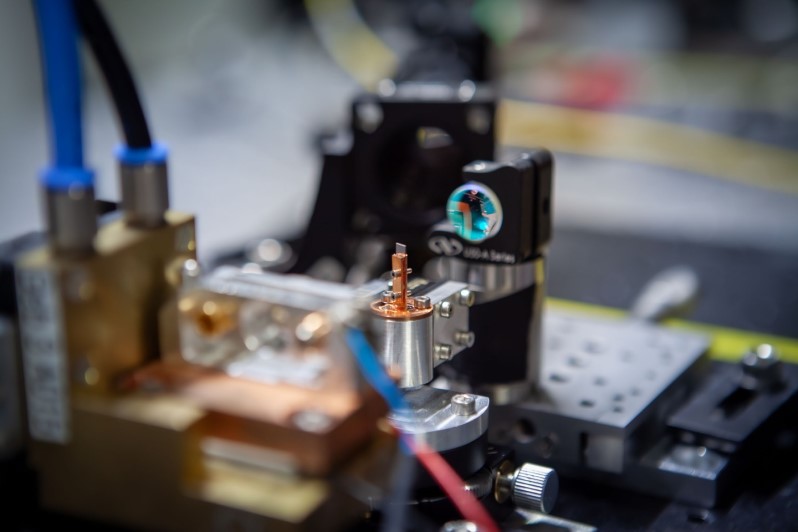 The research team at Fraunhofer IAF has succeeded in combining two active media, an NV diamond and a laser diode, in an optical resonator and thus demonstrating the laser threshold for the first time. &copy; Fraunhofer IAF.