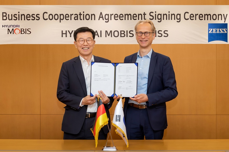 Jung Soo-kyung, Executive Vice President and Head of Automotive Electronics Business Unit at Hyundai Mobis (left), and Bernhard Ohnesorge, Member of the Management Board Shared Production Unit at Zeiss, after signing the strategic partnership to develop holographic HUDs. Photo: Hyundai Mobis.