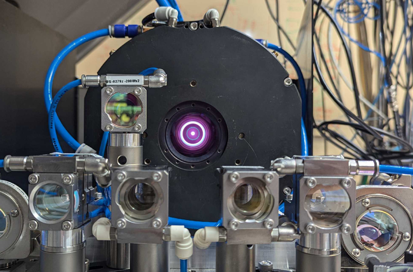 Overview of the entire system: The laser can be seen in the center, with lenses and mirrors in the foreground that reflect and redirect the laser beam. Image: Moritz Seidel / ETH ZÃ¼rich.