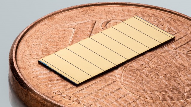 The basic building blocks of diode laser pump modules are tiny diode laser bars, such as those developed by the Ferdinand-Braun-Institut, Leibniz-Institut fÃ¼r H&ouml;chstfrequenztechnik (FBH), among others. The picture shows such a bar in size comparison. &copy; Ferdinand-Braun-Institut, Leibniz Institute for High Frequency Technology.
