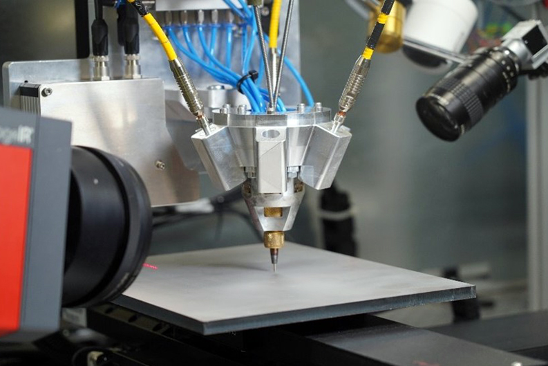 The coaxial laser processing head developed by the LZH enables direction-independent deposition welding. (Photo: LZH)