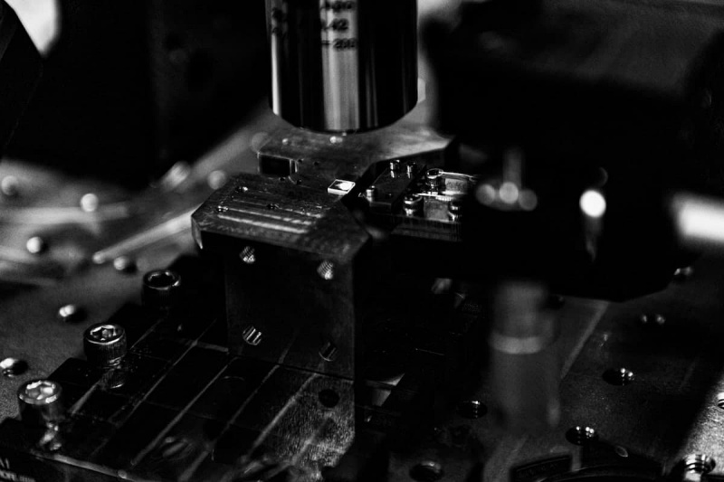 One of Lightsynq's diamond photonic integrated circuits (PICs), created from E6-supplied synthetic diamond, shown under a microscope. The firm says that each diamond chip can host several hundred quantum memory channels in parallel. Photo: Lightsynq.