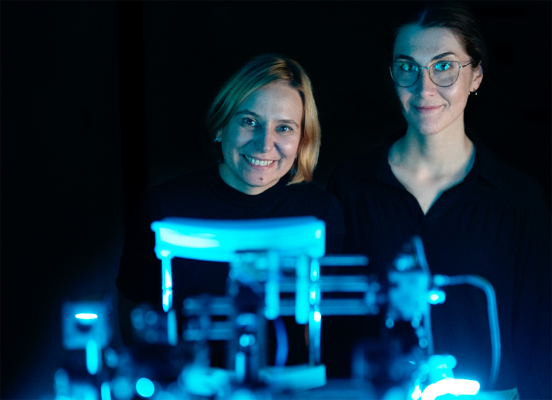 ICTER scientists Katarzyna Komar (left) and Oliwia KaczkoÅ›. Photo: Dr. Karol Karnowski / ICTER.