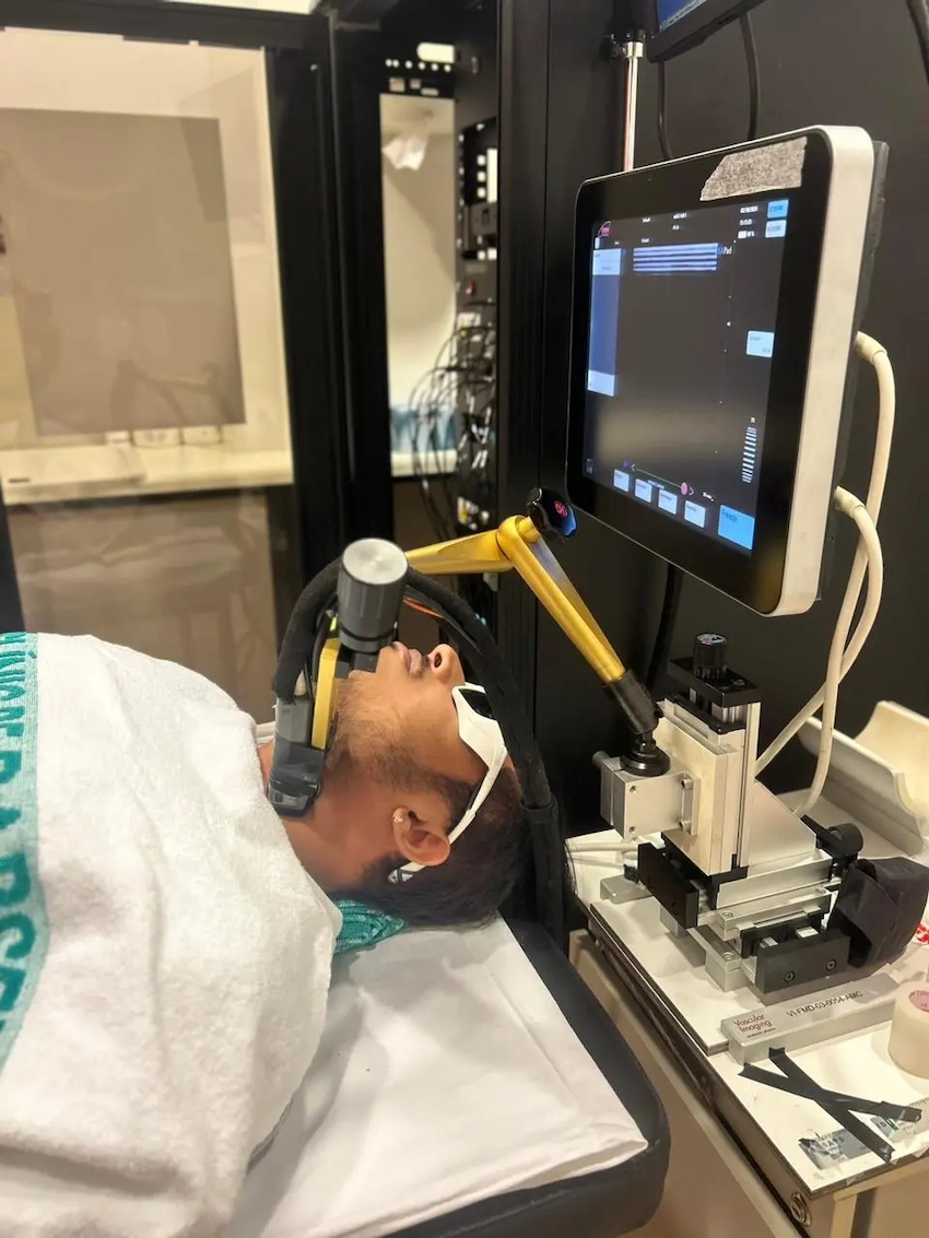 Probe located for measurement over the thyroid of a subject, fixed with a mechanical arm. Credit: ICFO.