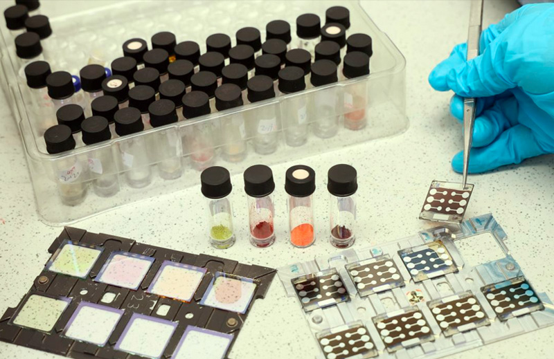 One in a million: Artificial intelligence helps researchers find new materials for highly efficient solar cells. Photo: Kurt Fuchs/HI ERN.
