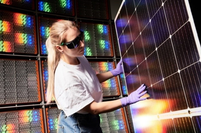 Oxford PV and ISE's tandem solar panel achieves 25% efficiency, delivering significant breakthrough to accelerate the energy transition. &copy; Fraunhofer Institute for Solar Energy Systems.