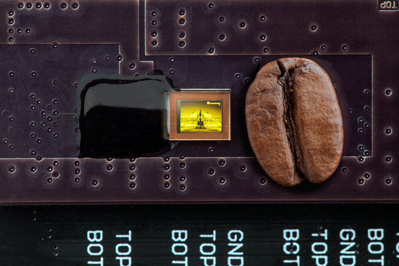 OLED microdisplay with a resolution of 1440 x 1080 pixels and the world's smallest pixels of 2.5&mu;m. &copy; Fraunhofer FEP, photo: Claudia Jacquemin.