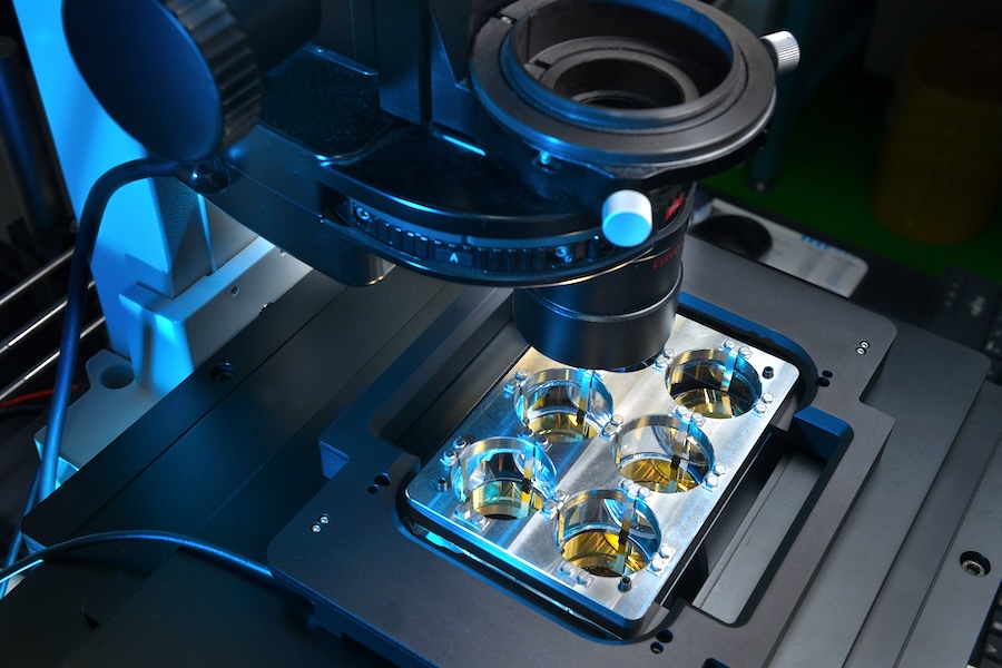 The LIFT process transfers living cells to microtiter plates (MTP) one after the other at a high rate of up to 100 Hz. In order to integrate the highly efficient process into microscopy platforms regardless of the manufacturer, Fraunhofer ILT has developed the holder shown here for a six-well MTP. Credit: Fraunhofer ILT.