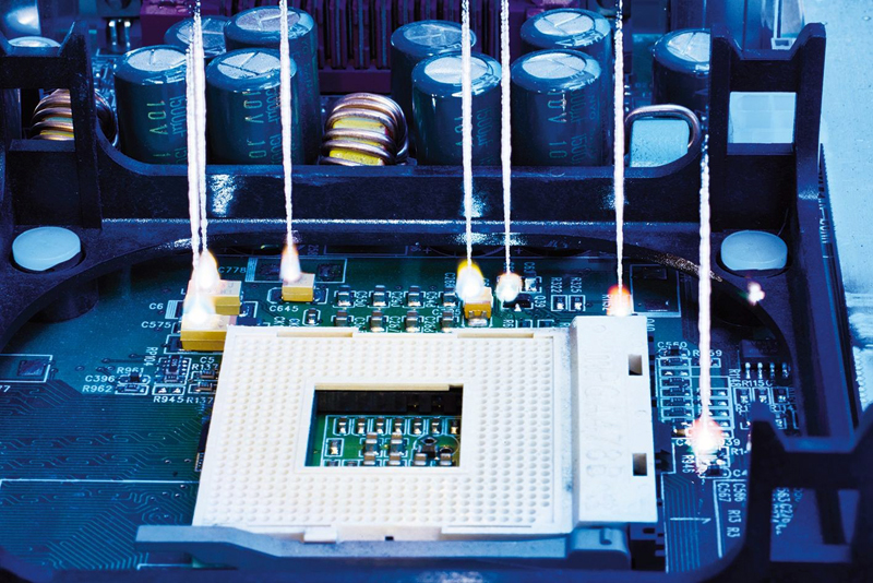 Components or modules are analyzed with LIBS in order to secure valuable raw materials in electronic waste. After excitation with a high-energy laser pulse, plasma is formed from which the 