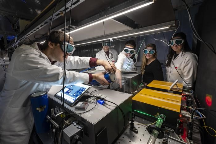 Birgitta Schultze-Bernhardt (2nd from right) and her team with the world's first broadband UV dual-comb spectrometer. Photo: Lunghammer, NAWI Graz.