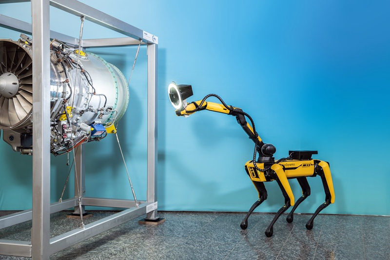 The robot dog uses the IOF's goSCOUT3D sensor to measure complex components, such as a turbine (provided by MTU Maintenance).&copy; Fraunhofer IOF.