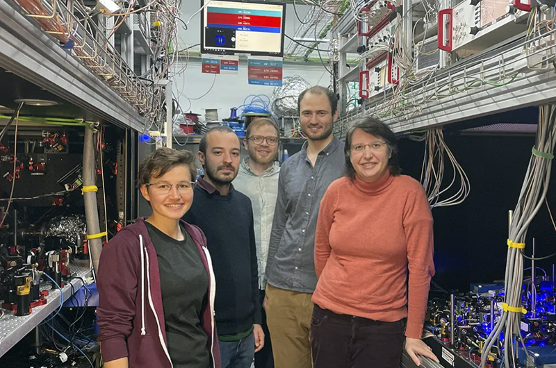 The ICFO team in the lab. From left to right: Sandra Buob, Antonio Rubio-Abadal, Vasiliy Makhalov, Jonatan H&ouml;schele, and Leticia Tarruell. Photo: ICFO.