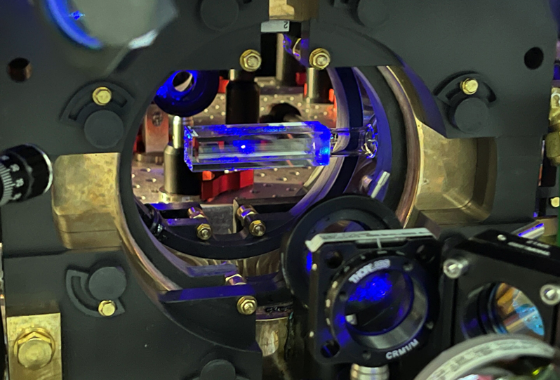 Quione glass cell with strontium gas cloud in the center. Credit: ICFO.
