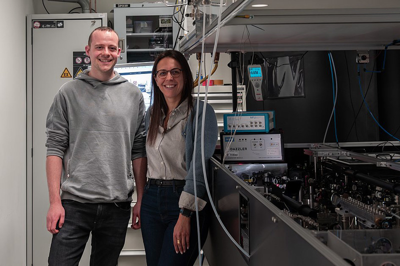 Research Group Leader Dr. Hanieh Fattahi (right) together with Kilian Scheffter in the lab. Photo: &copy; Susanne Viezens, MPL)
