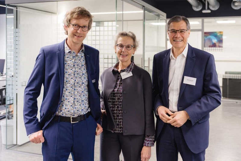 Zeiss CEO Karl Lamprecht (right, alongside Dr. Kai Wicker and Prof. Dr. Ursula Staudinger) at the opening of Zeiss