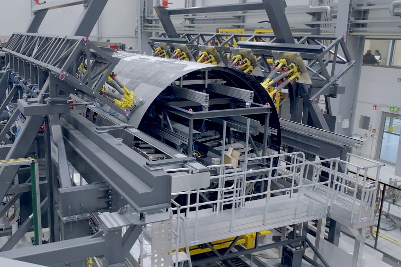 A fuselage segment made of thermoplastic CFRP materials was manufactured in full-size for the first time, as part of the wider Clean Sky 2 project. The aim is to enable a well-founded assessment of feasibility as well as ecological and economic advantages and disadvantages. The fuselage shell made of thermoplastic composite material weighs significantly less than conventional sections. Photo: Clean Aviation.