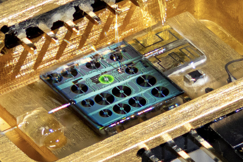 Fully-packaged hybrid integrated erbium-laser based on silicon nitride photonic integrated circuit, providing fiber-laser coherence and previously unachievable frequency tunability. Credit: Andrea Bancora and Yang Liu, EPFL.