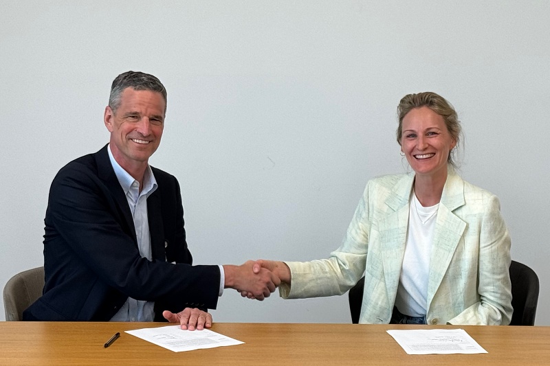 Strategic collaboration: nLight CEO Scott Keeney and EOS CEO Marie Langer shake hands on the deal to use nLight's programmable fiber lasers inside EOS's metal additive manufacturing systems. Photo: EOS.
