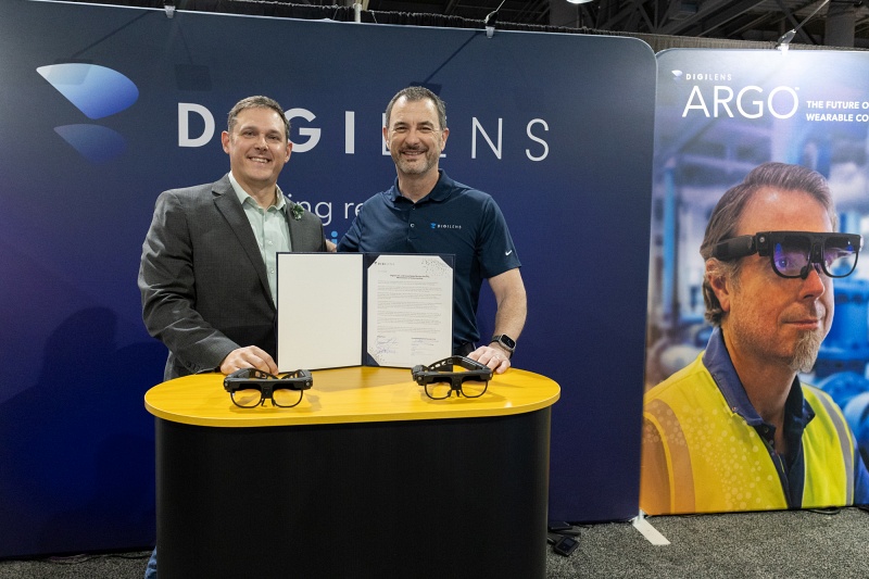 XR collaboration: shown from left are Ashley Stowe, director of the Oak Ridge Enhanced Technology and Training Center for Consolidated Nuclear Security at the Y-12 National Security Complex, and Chris Pickett, DigiLens CEO. Photo: CNS/DigiLens.