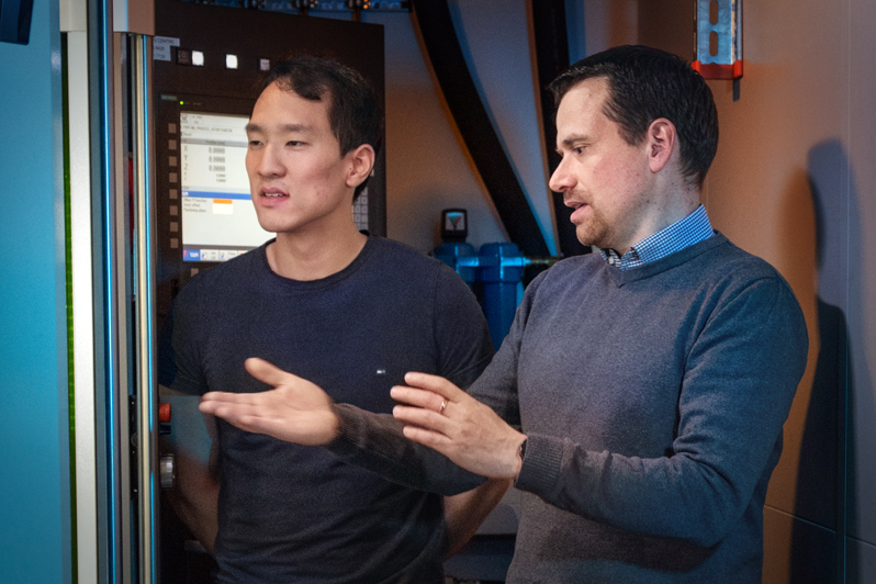 Min-Uh Ko from the Fraunhofer Institute for Laser Technology ILT (left) and Dr. Johannes Finger from Makino (right) lead the research cooperation in which the extreme high-speed laser material deposition EHLA was transferred to a five-axis CNC platform. &copy; Fraunhofer ILT, Aachen, Germany.

<cap 2>The new production process with EHLA3D technology makes it possible to efficiently produce, coat or repair complex geometries with high-strength materials. &copy; Makino.

<cap 3>Makino has implemented the joint project results in the new AML 500 processing machine. The flexible machine tool achieves an effective feed rate of up to 30 meters per minute. &copy; Makino.