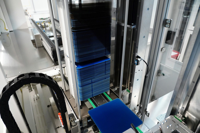 The first batch of large-format solar cells were metallized with screen-printed contact fingers made of silver paste. &copy; Fraunhofer ISE
