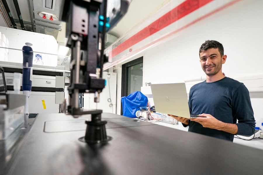 PhD student and first author Tarek Eissa has analyzed thousands of molecular fingerprints. Credit: Thorsten Naeser/MPQ/Attoworld.