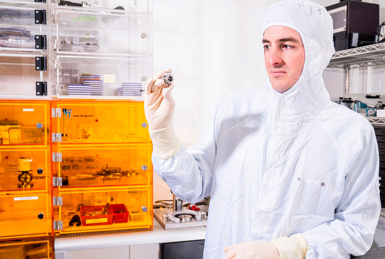 Iason Giannopoulos with part of the apparatus used to carry out the experiments at the Swiss Light Source SLS. &copy; Paul Scherrer Institute PSI/Mahir Dzambegovic.