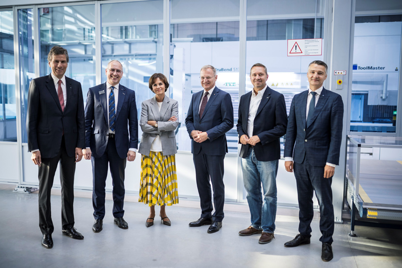Launch party: Dr. Ing. Mathias KammÃ¼ller, GF DI Thilo PreÃŸ, Dr.phil. Nicola Leibinger-KammÃ¼ller, LH Mag. Thomas Stelzer, Bgm. Ing. Markus Hofko, GF Dr.-Ing. Stephan Mayer.