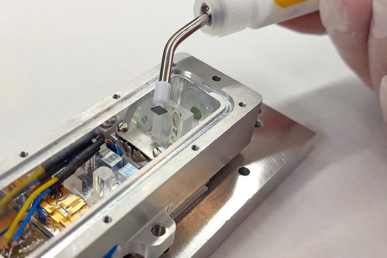 Two research groups working on an electrically pumped, vertically emitting semiconductor laser for ultrashort pulse generation. LZH and Ferdinand-Braun-Institute's target application is ultra-short pulse generation. Photo: LZH.
