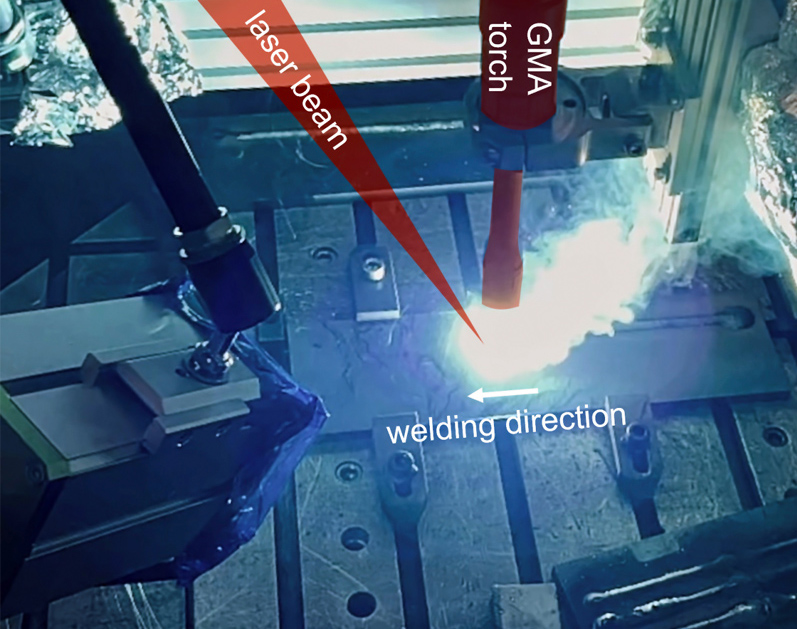 Hybrid laser arc welding process: Welding tests with GMA welding torch in neutral position and trailing laser beam. Photo: LZH.