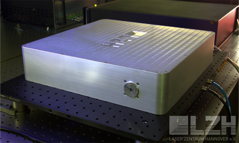 LZH scientists have developed a highly efficient fiber-based laser amplifier for future satellite systems in the 1&mu; m wavelength range. Photo: LZH.