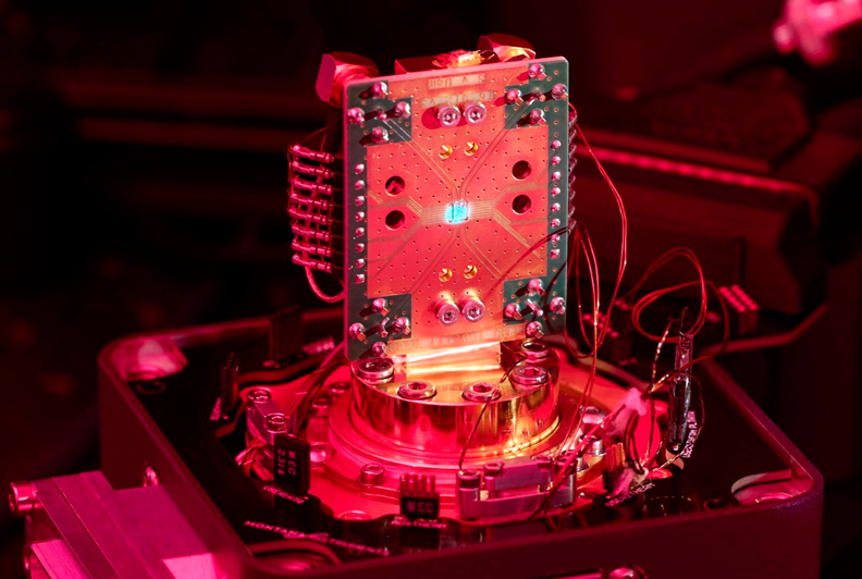 The heart of the quantum internet node is a cultured diamond with specifically introduced nitrogen vacancies (NV centers). It emits single photons that can carry and transport information about the state of the qubit.
&copy; Fraunhofer ILT, Aachen, Germany / Ralf Baumgarten.