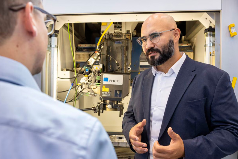 Trumpf employee Volkan Yavuz explains the PFO 33. Image: Trumpf.