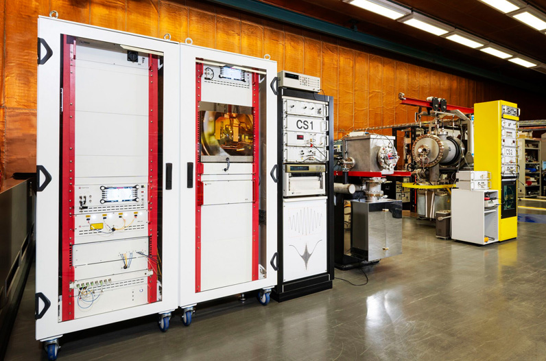 Topticlock at the German National Metrology Institute PTB. It stands next to Germany's oldest atomic clock CS1 - a symbolic meeting of past and future, as PTB expands its services for metrological evaluation within the EU project Qu-Test. Image: Physikalisch-Technische Bundesanstalt (PTB).