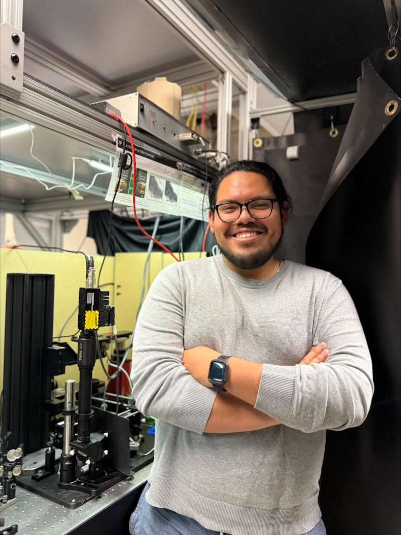Darwin Quiroz with the laser scanning microscope used for the optical scanning research project. Credit: CU Boulder.