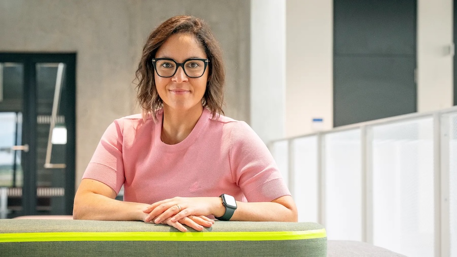 Berna Ã–zkale Edelmann together with researchers at her Microrobotic Bioengineering Lab at the Technical University of Munich (TUM) developed a system in which stem cells can be transformed into bone cells through mechanical stimulation. Credit: TUM.