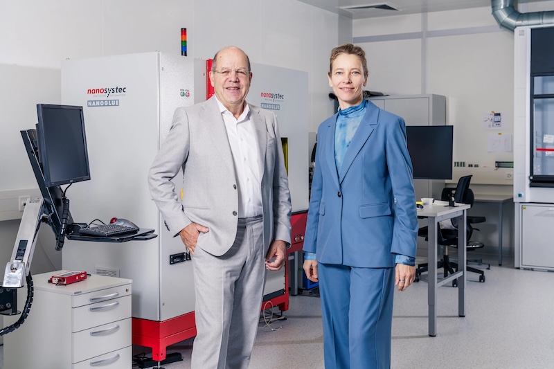 Christoph Harder, CEO of Swiss PIC, and Kirsten Moselund, head of the Laboratory for Nano and Quantum Technologies in the PSI Center for Photon Science and co-initiator of Swiss PIC. Credit: Paul Scherrer Institute PSI/Markus Fischer.