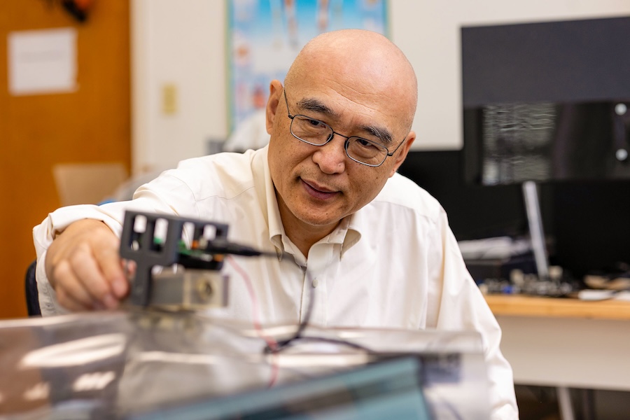Jindong Tan in the University of Tennessee lab. Credit: University of Tennessee Medical Center.