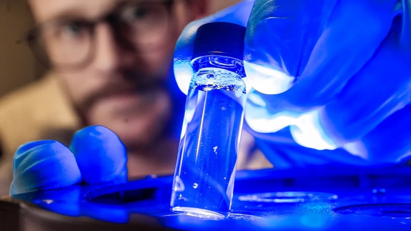 Researcher at LiU have developed a technique where visible light can be used to create electrodes from conductive plastics completely without hazardous chemicals. The technique requires no advanced laser setups - visible light from simple LED lamps can drive the polymerisation. Credit: Thor Balkhed/Linkoping University.