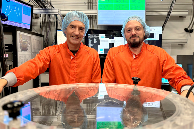Prof. Jens Biegert and Dr. Fernando Ardana-Lamas in the Attoscience laboratory at ICFO. Credit: ICFO.
