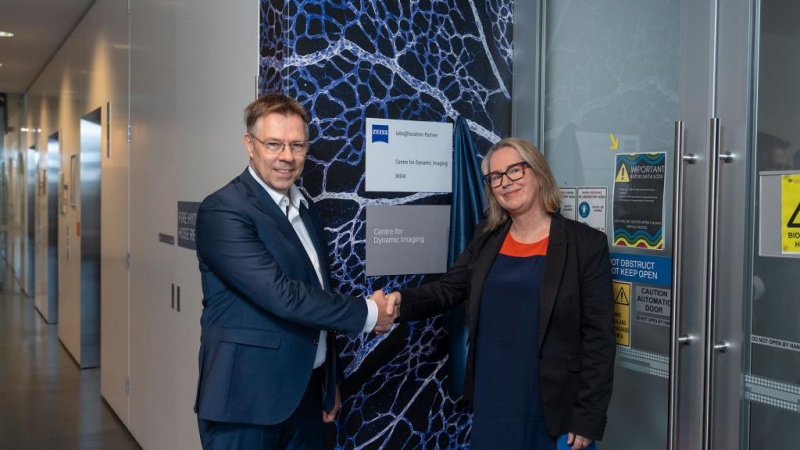 Dr Ren&eacute; Hessling, Head of Zeiss Australia and New Zealand, with Professor Kelly Rogers OAM, WEHI division head and manager of the Centre for Dynamic Imaging. Photo: Zeiss.